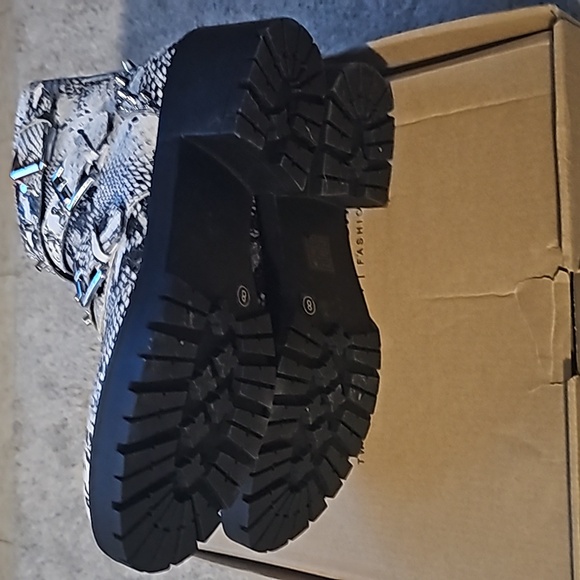 Boohoo Stud Snake Chunky Boots - Picture 4 of 7